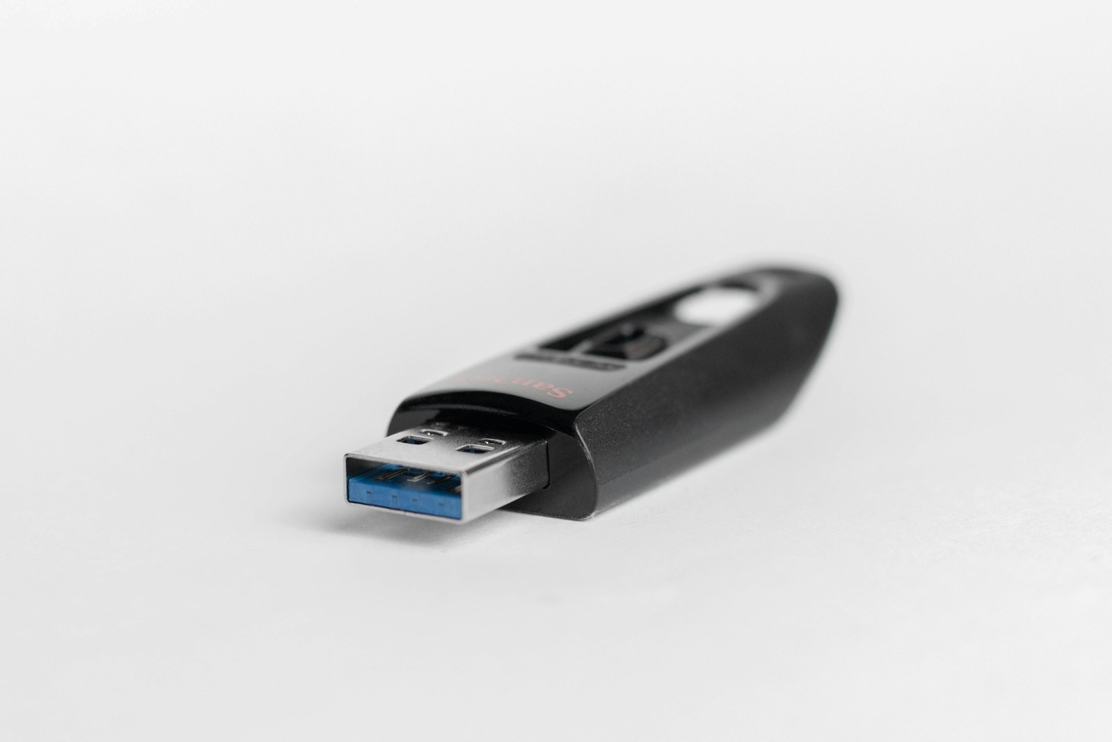 Photo by Sara Kurfeß black thumb drive
